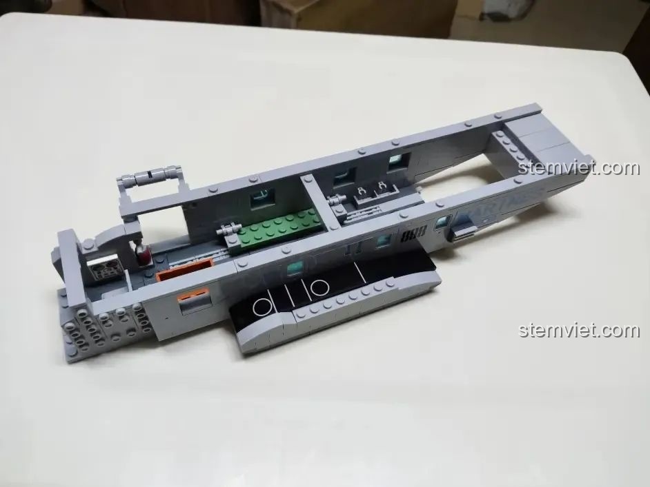 Mô hình trực thăng WOMA C0898 trong giai đoạn lắp ráp giữa chừng, phần thân đã thành hình.