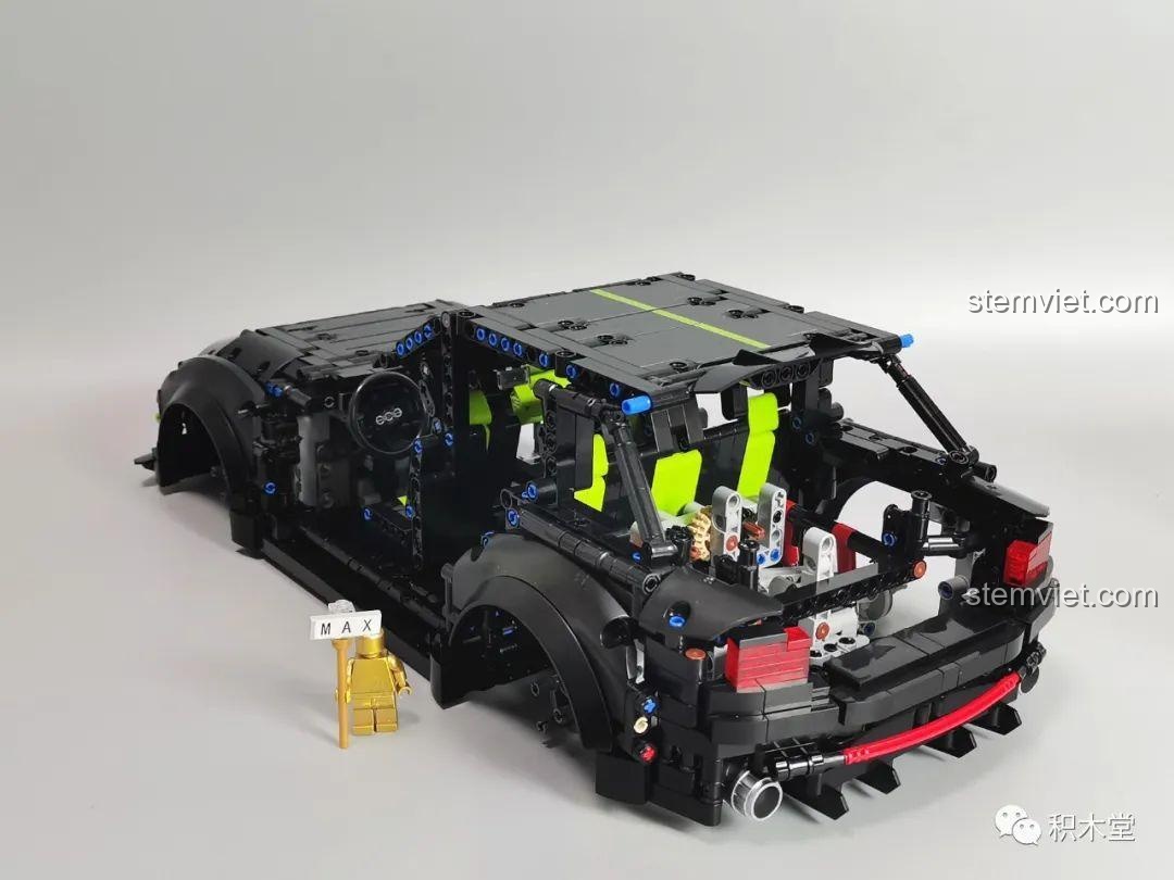 Quá trình lắp ráp thân xe của bộ TGL T5023, mô hình đang dần hoàn thiện với phần đầu và nội thất.