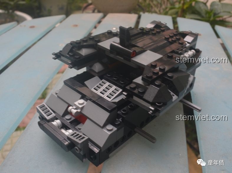 Thân xe Batmobile RC đang dần hoàn thiện, các chi tiết được lắp ghép chắc chắn vào khung xe.