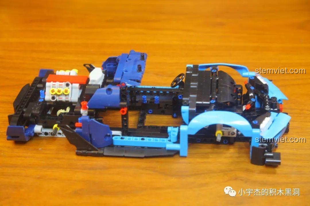 Mô hình xe đua Bugatti KBOX 10213 đang trong quá trình lắp ráp, phần thân xe và buồng lái đã dần hình thành.