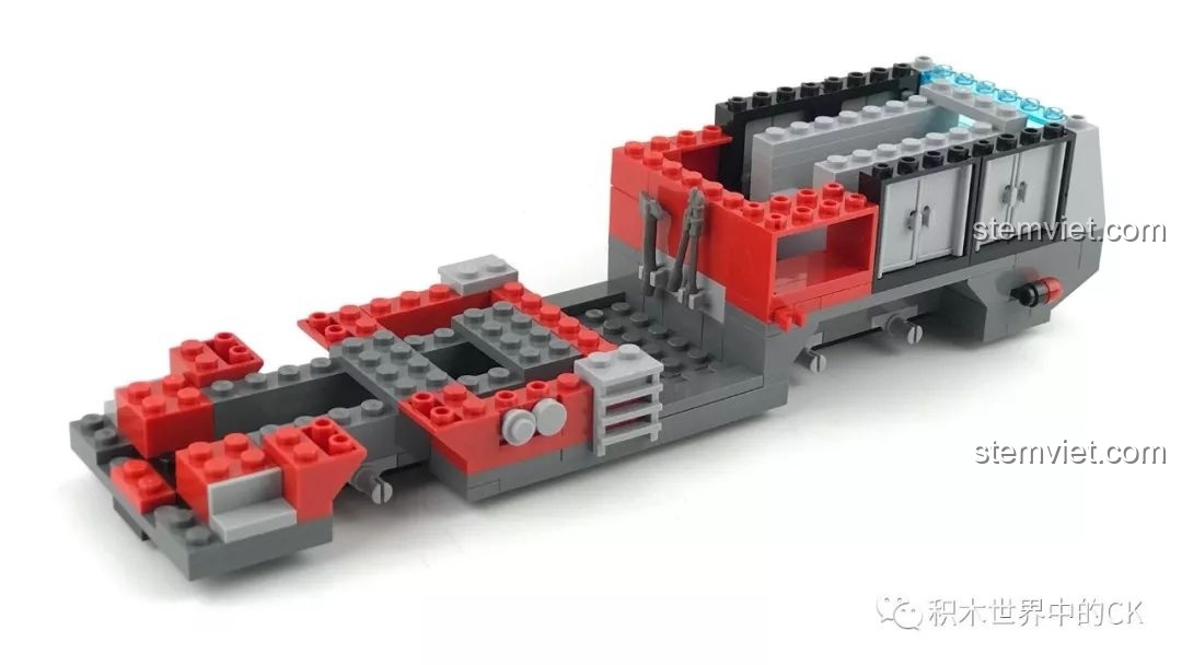 Quá trình lắp ráp thân xe cứu hỏa QMAN 2809 với các chi tiết màu đỏ và xám đang dần hình thành.