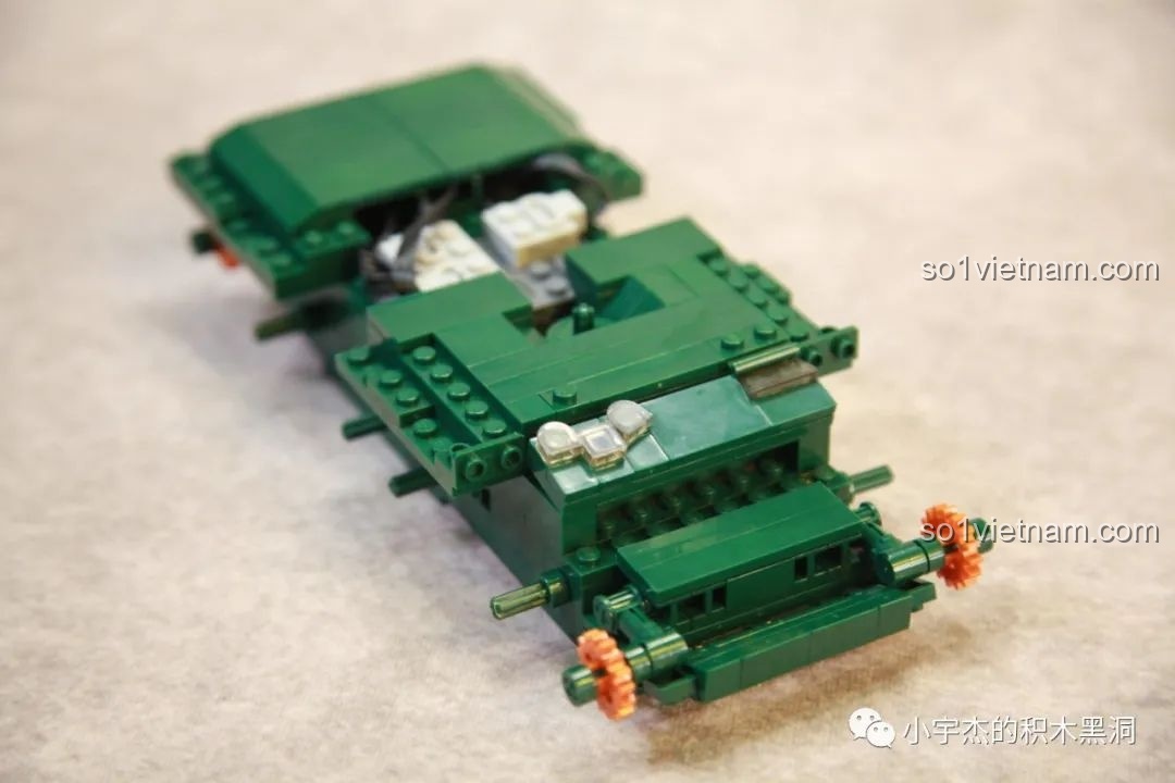 Góc nhìn khác về quá trình lắp ráp thân xe Sluban B0850, cho thấy sự phức tạp của bộ truyền động.