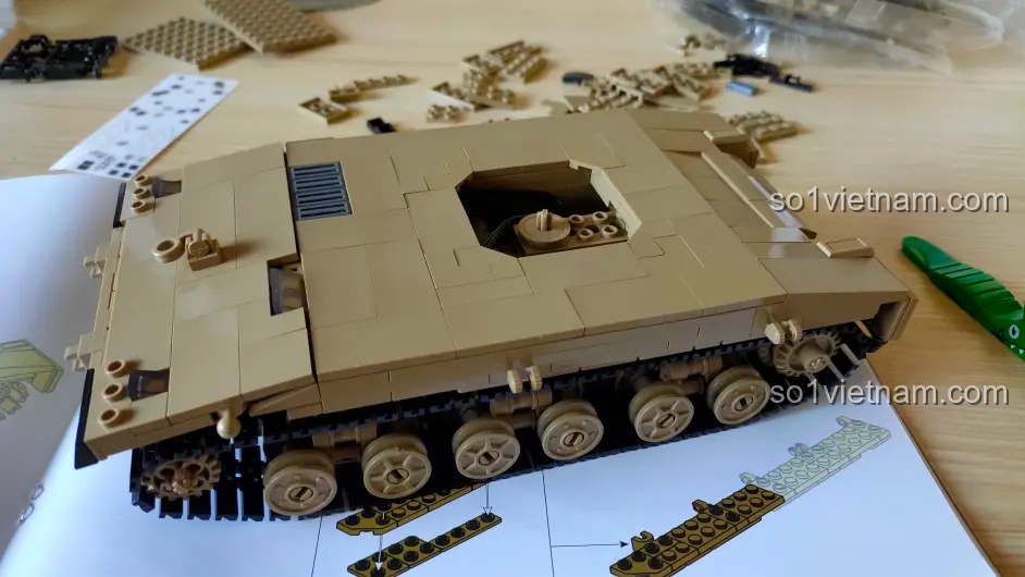 Quá trình lắp ráp phần thân và hệ thống bánh xích của mô hình xe tăng Merkava MK4 Sluban M38-B1022.