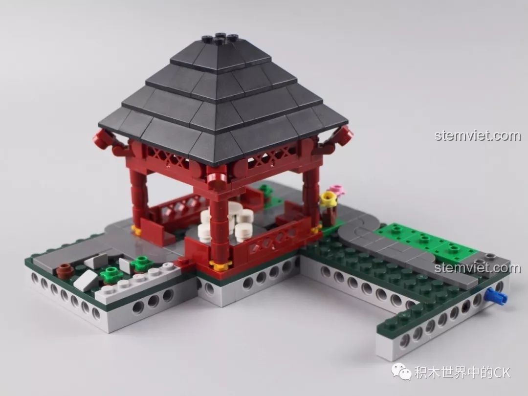 Quá trình lắp ráp phần khung và mái của Thương Lãng Đình, thể hiện cấu trúc vững chắc của mô hình.