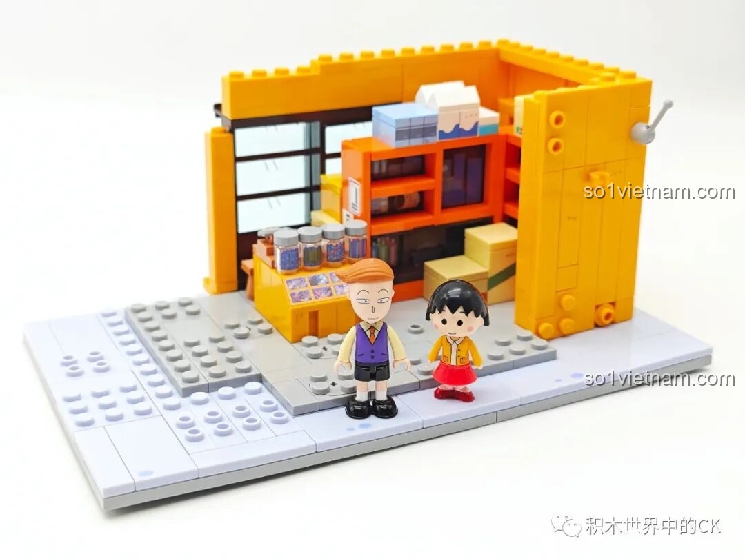 Mô hình Tiệm tạp hóa Mitsuya Wekki 516408 đang trong quá trình lắp ráp, đã hoàn thành phần sàn và kệ.