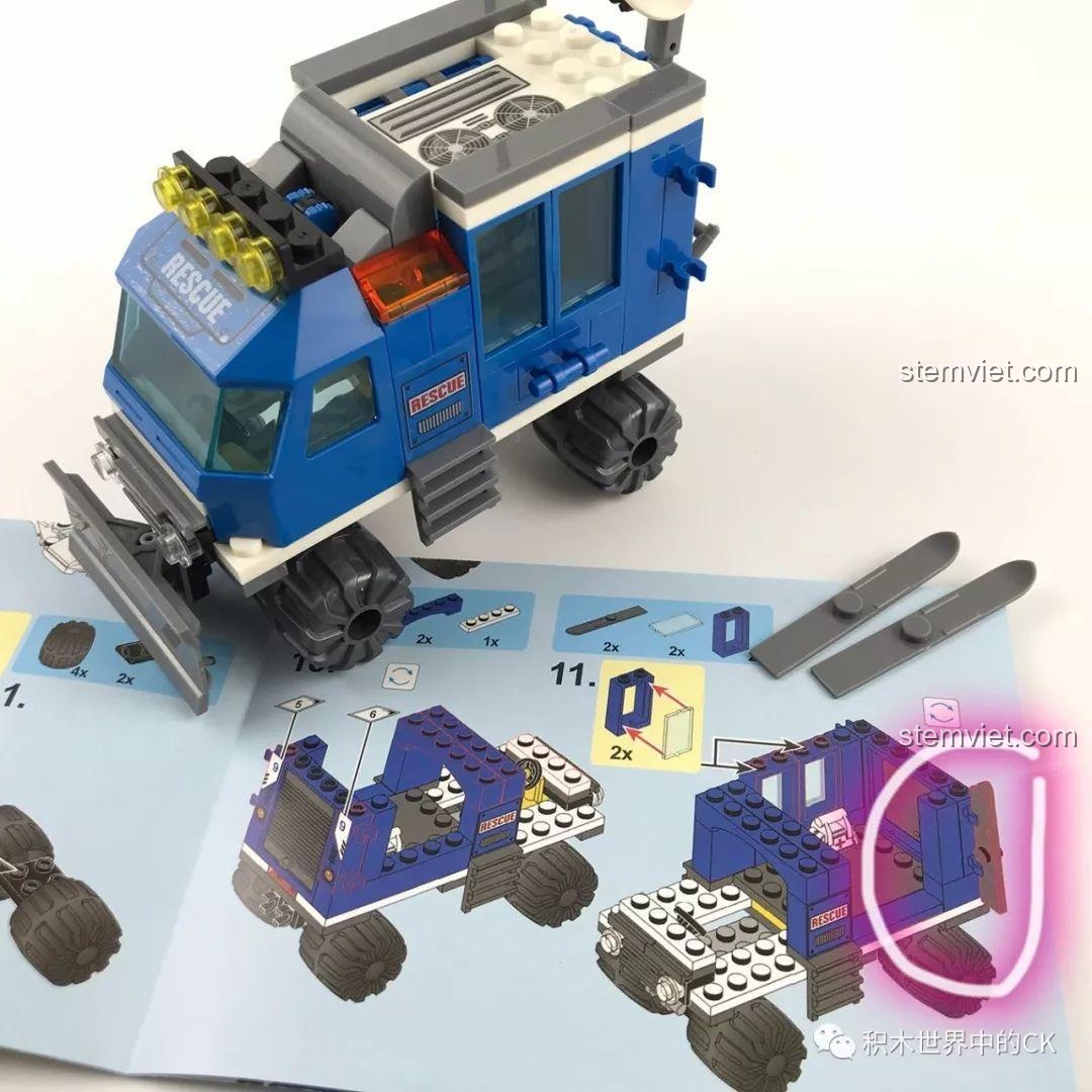 Quá trình lắp ráp xe cứu hộ từ bộ SY SD9513 theo sách hướng dẫn, các chi tiết ăn khớp với nhau.