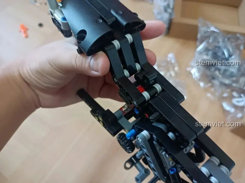 Quá trình lắp ráp bộ khối lắp ghép Xe mô tô cảnh sát Quốc Bân-650 0915, cho thấy độ khít của các chi tiết Technic.