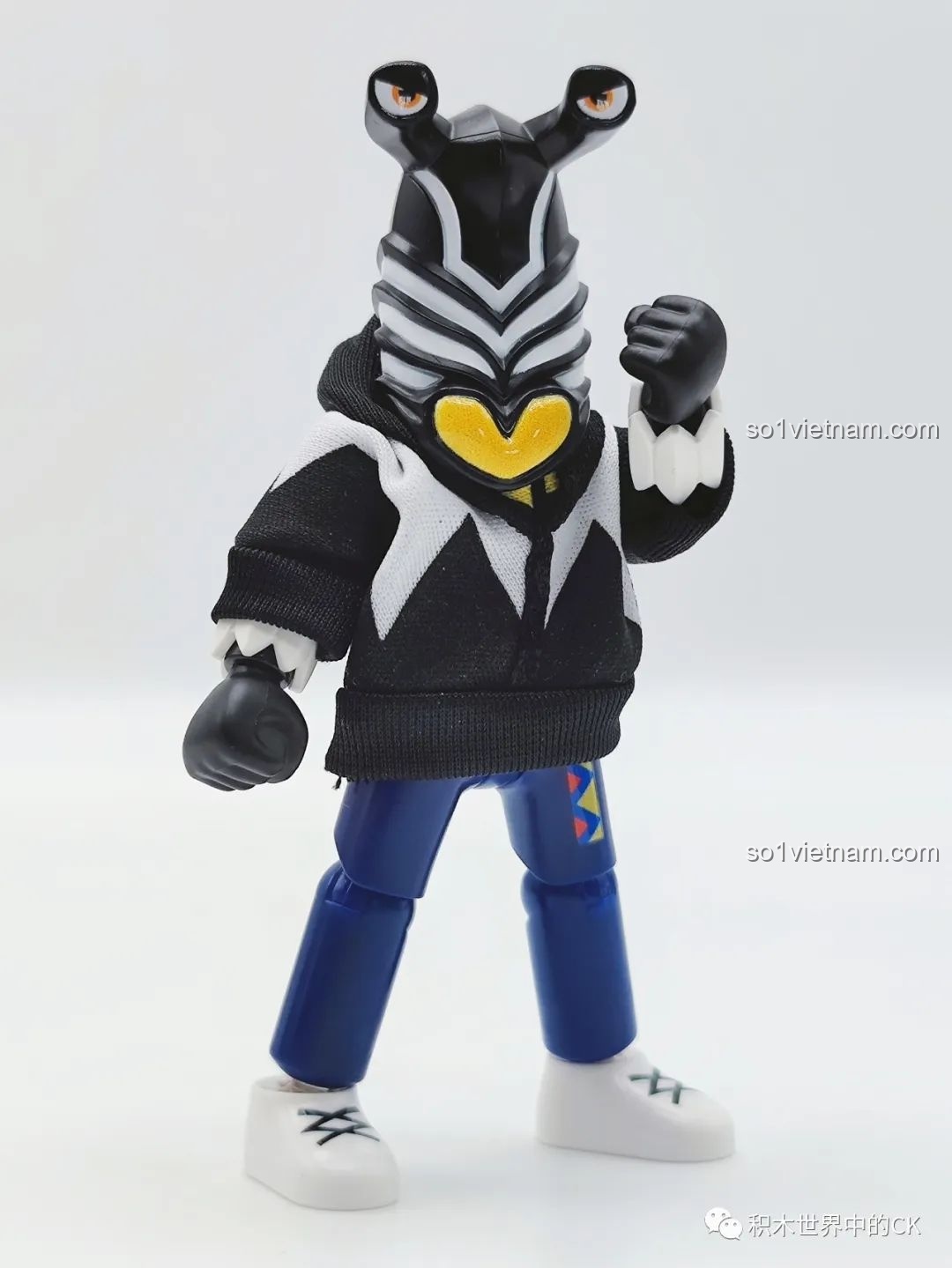 Cận cảnh khuôn mặt và cánh tay của mô hình quái vật với áo hoodie, thể hiện sự sinh động của bộ lắp ráp BLOKEES.