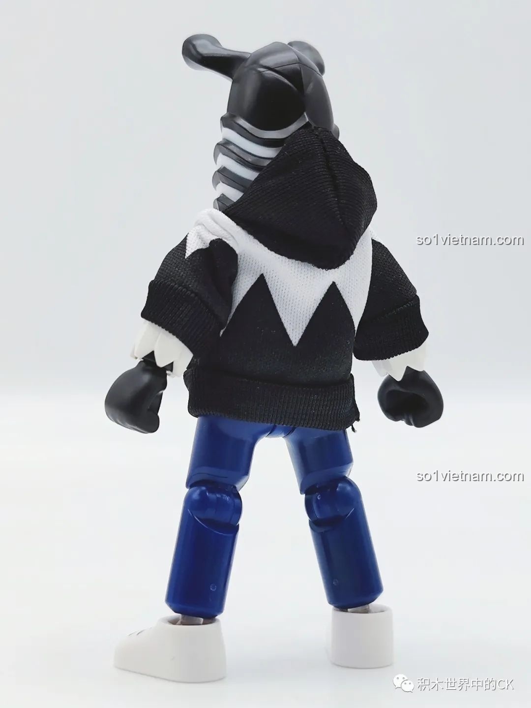 Mặt sau của mô hình quái vật với áo hoodie đen trắng, cho thấy thiết kế chi tiết của bộ lắp ráp BLOKEES.