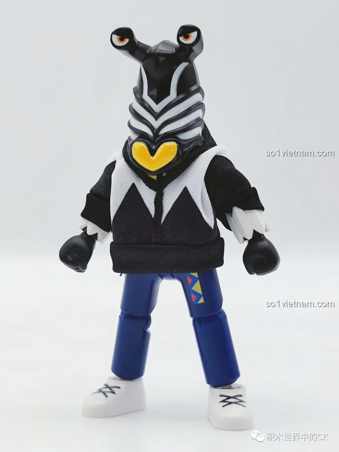 Mô hình quái vật với áo hoodie đen trắng và quần xanh, thể hiện phong cách thời trang độc đáo của bộ lắp ráp BLOKEES.