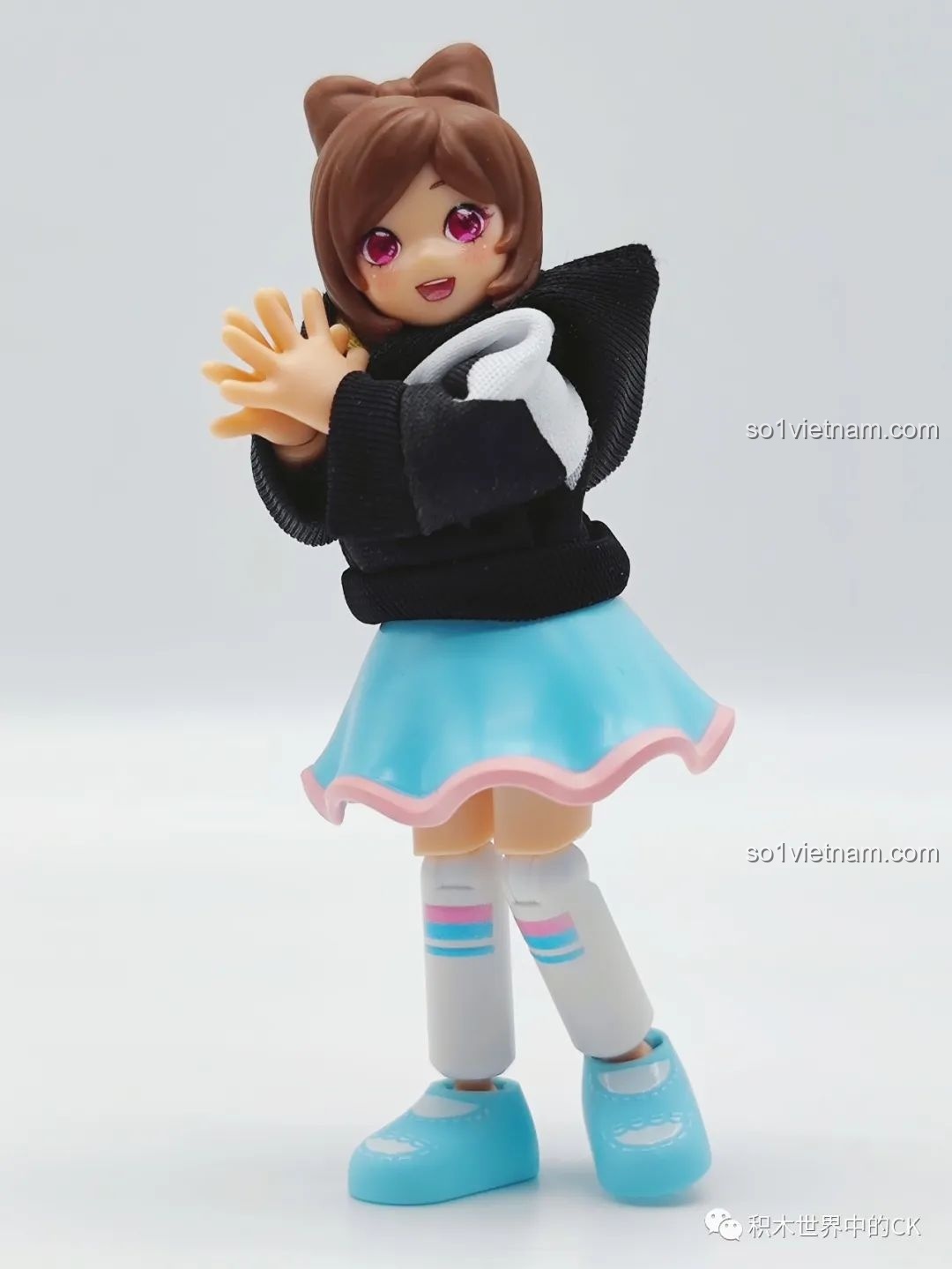 Tình huống hài hước với mô hình quái vật ngồi trên bồn cầu và mô hình nữ đứng cạnh, thể hiện sự sáng tạo với bộ lắp ráp BLOKEES.