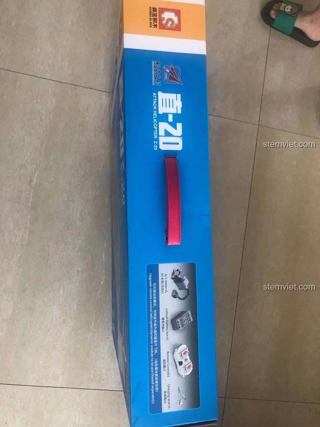 Cạnh trên của hộp SEMBO 705992 có quai xách màu đỏ tiện dụng, phù hợp với kích thước lớn của bộ đồ chơi.