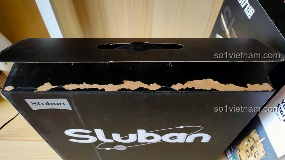 Chi tiết quai xách của hộp đồ chơi lắp ghép Sluban M38-B1022, cho thấy sự tiện lợi trong thiết kế bao bì.