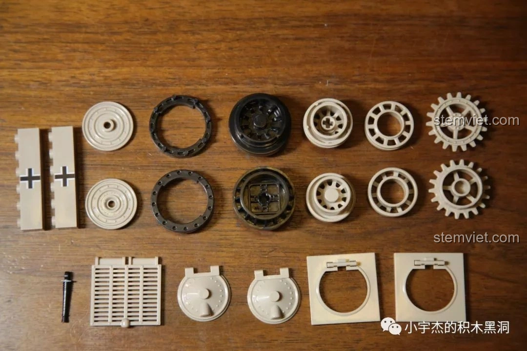 Các chi tiết bánh xe và bánh xích đặc trưng của xe tăng Tiger I trong bộ lắp ráp Quan Guan 100061, rất chi tiết.