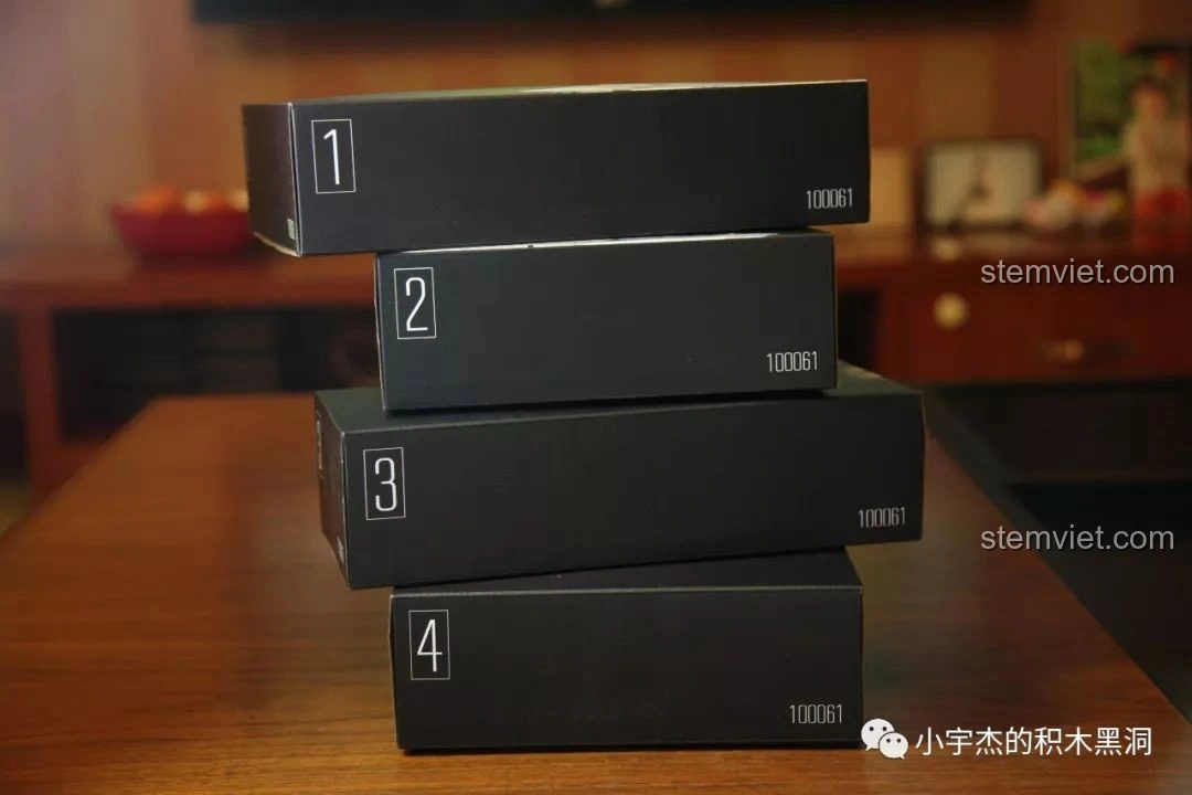 Các hộp nhỏ được đánh số thứ tự chứa mảnh ghép của bộ lắp ráp Quan Guan 100061 Xe tăng Tiger 131, giúp phân loại dễ dàng.