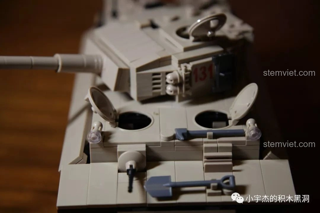 Các nắp khoang trên tháp pháo của mô hình xe tăng Tiger 131 từ bộ lắp ráp Quan Guan 100061 đều có thể mở ra.