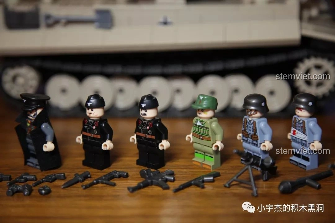 Góc nhìn nghiêng của dàn minifigures đi kèm bộ lắp ráp Quan Guan 100061 Xe tăng Tiger 131, thể hiện chi tiết trang phục.