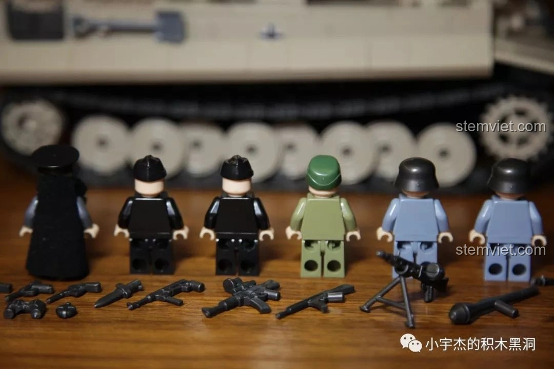 Mặt sau của dàn minifigures đi kèm bộ lắp ráp Quan Guan 100061 Xe tăng Tiger 131.