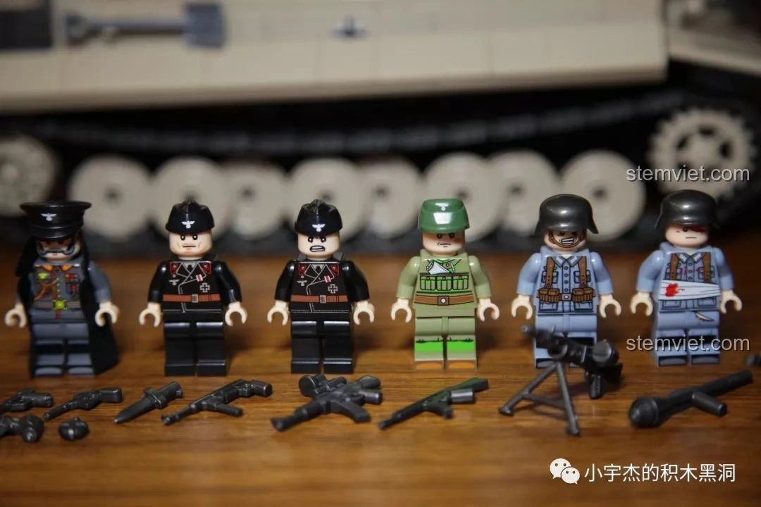 Dàn 6 minifigures đi kèm bộ lắp ráp Quan Guan 100061 Xe tăng Tiger 131, bao gồm chỉ huy, lính tăng, bộ binh và lính bị thương.