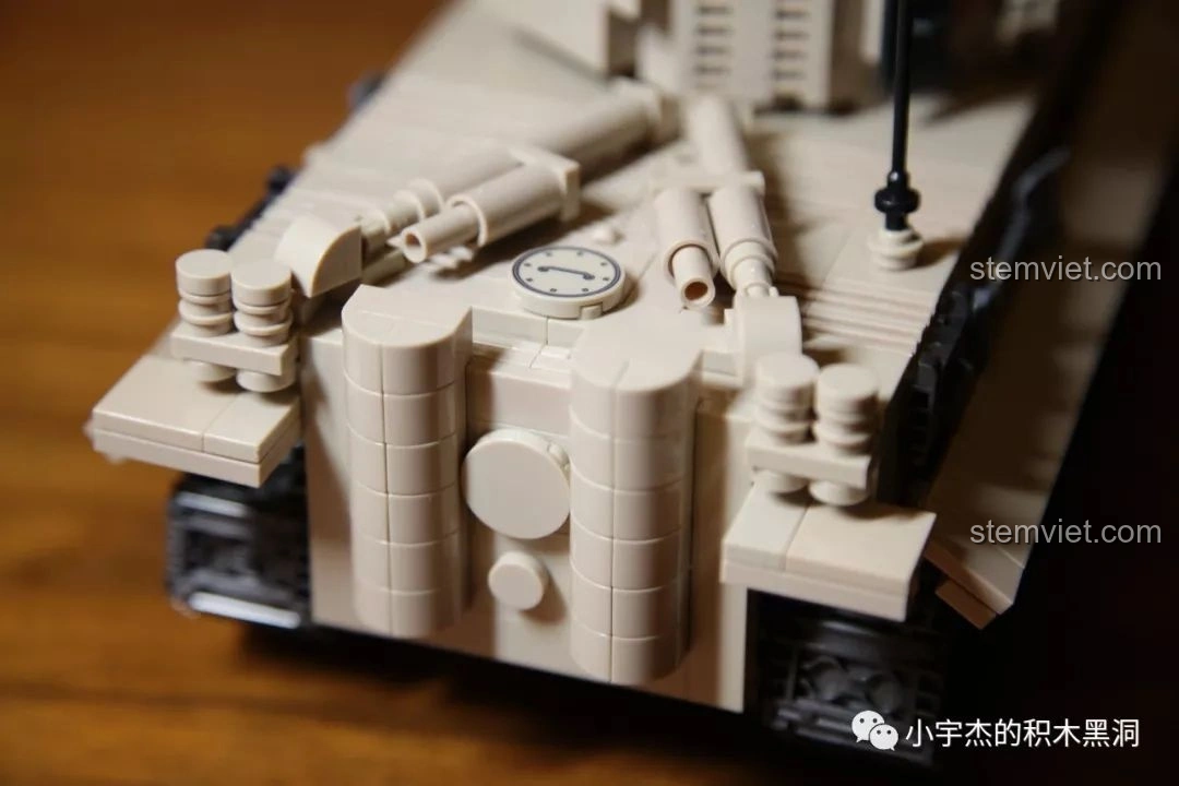 Cận cảnh chi tiết phần đuôi xe tăng Tiger 131 của bộ lắp ráp Quan Guan 100061, với các phụ kiện nhỏ.