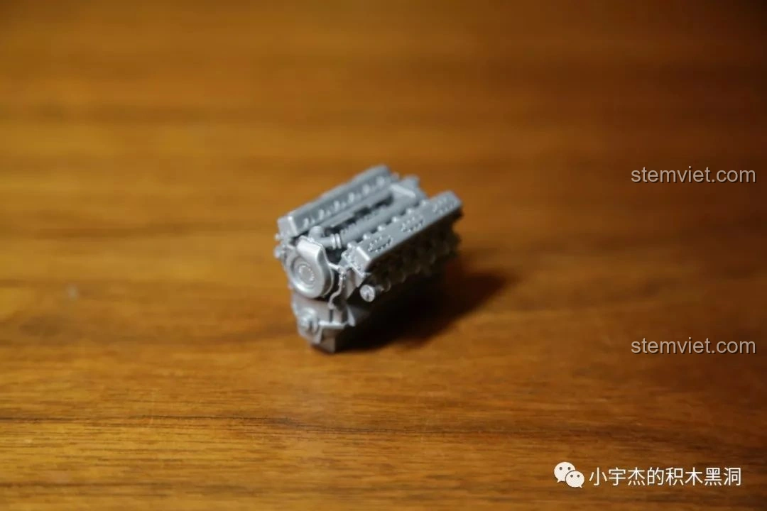 Mô hình động cơ hoàn chỉnh của bộ lắp ráp Quan Guan 100061 Xe tăng Tiger 131, sẵn sàng để lắp vào xe.