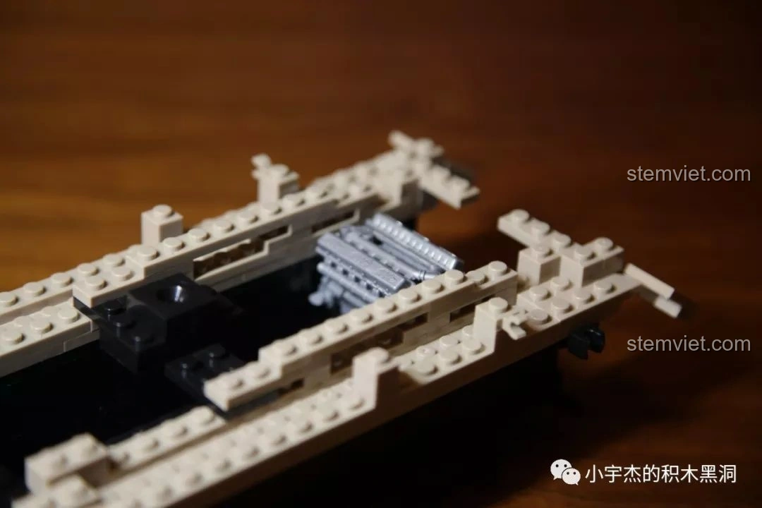 Động cơ được lắp đặt vào khoang sau của khung xe tăng Tiger 131 trong bộ lắp ráp Quan Guan 100061.