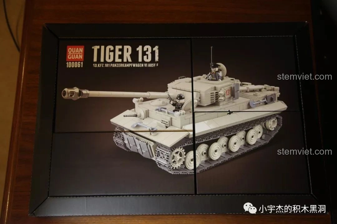 Hộp bên trong của bộ lắp ráp Quan Guan 100061 Xe tăng Tiger 131, được thiết kế như một hộp quà sang trọng.