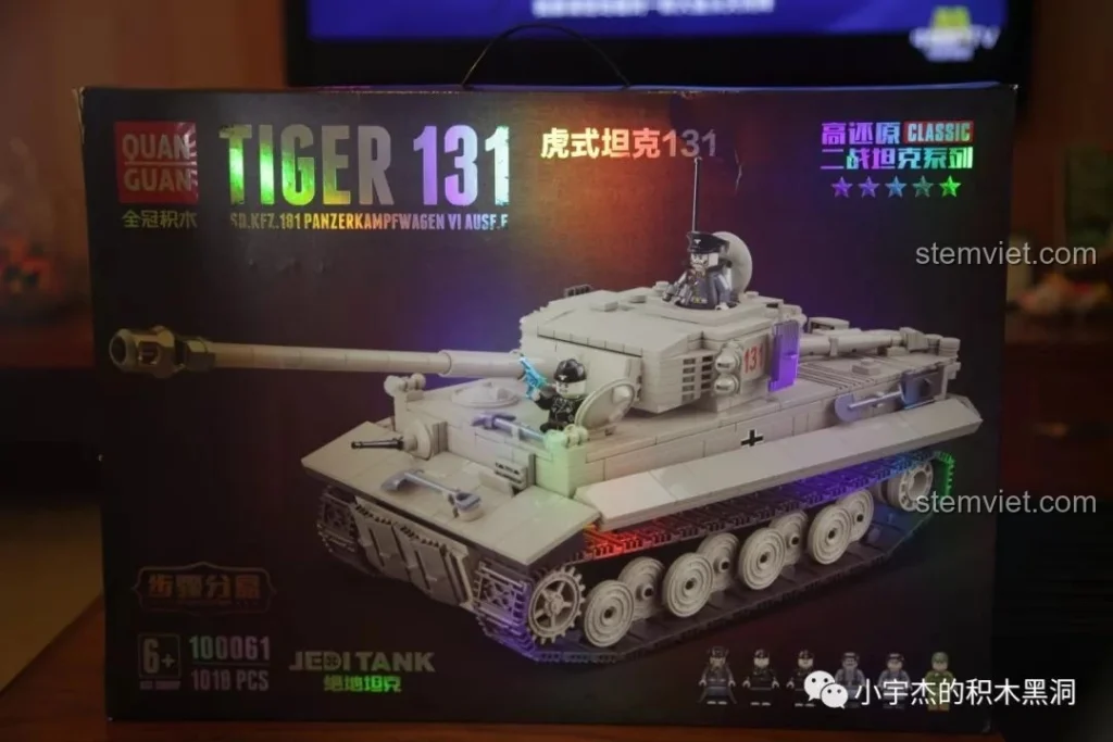Hộp sản phẩm bộ lắp ráp Quan Guan 100061 Xe tăng Tiger 131 với hình ảnh xe tăng hoàn chỉnh và thông tin sản phẩm.