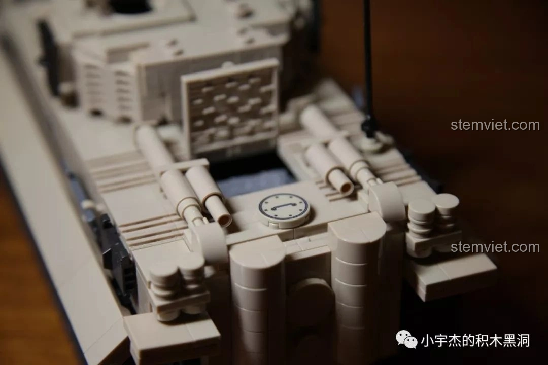 Khoang động cơ phía sau của mô hình xe tăng Tiger 131 từ bộ lắp ráp Quan Guan 100061 có thể mở ra, lộ động cơ bên trong.