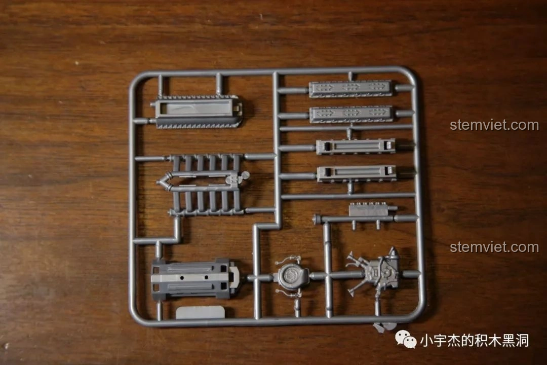 Khung chi tiết động cơ của bộ lắp ráp Quan Guan 100061 Xe tăng Tiger 131, thể hiện sự tỉ mỉ trong thiết kế.