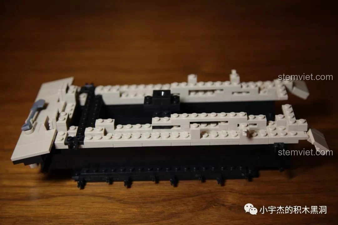 Khung xe tăng Tiger 131 của bộ lắp ráp Quan Guan 100061 bắt đầu hình thành, thể hiện cấu trúc cơ bản.