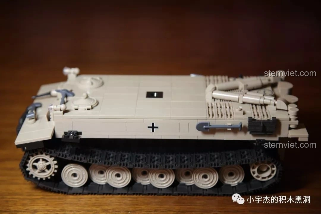 Khung xe tăng Tiger 131 của bộ lắp ráp Quan Guan 100061 với hệ thống bánh xích đã hoàn thiện, thể hiện độ rũ tự nhiên.