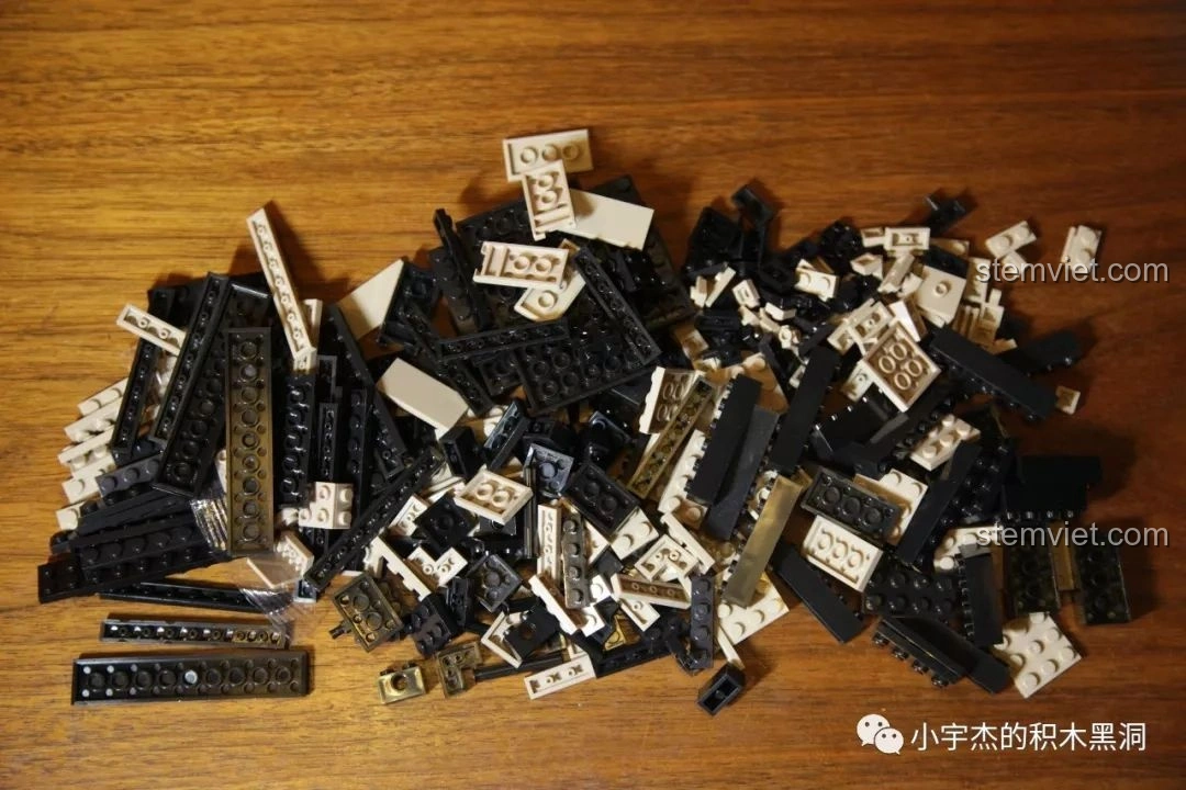 Các mảnh ghép của bộ lắp ráp Quan Guan 100061 Xe tăng Tiger 131 được đổ ra, sẵn sàng cho việc lắp ráp.