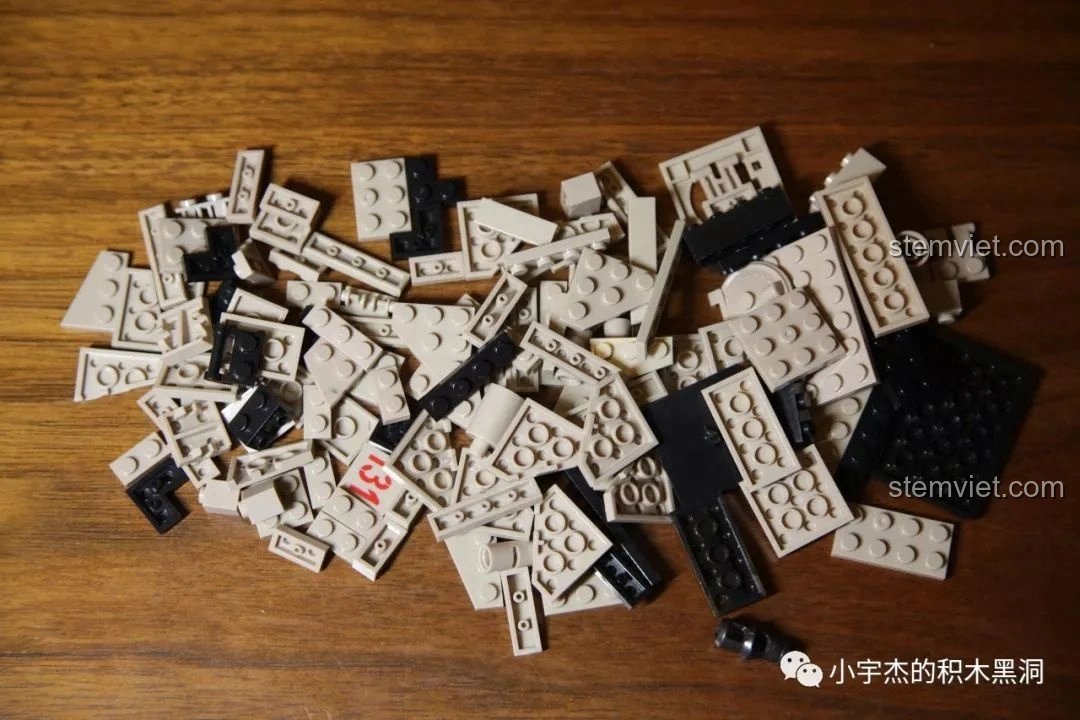 Các mảnh ghép của bộ lắp ráp Quan Guan 100061 Xe tăng Tiger 131 được đổ ra, chủ yếu là các chi tiết tháp pháo.