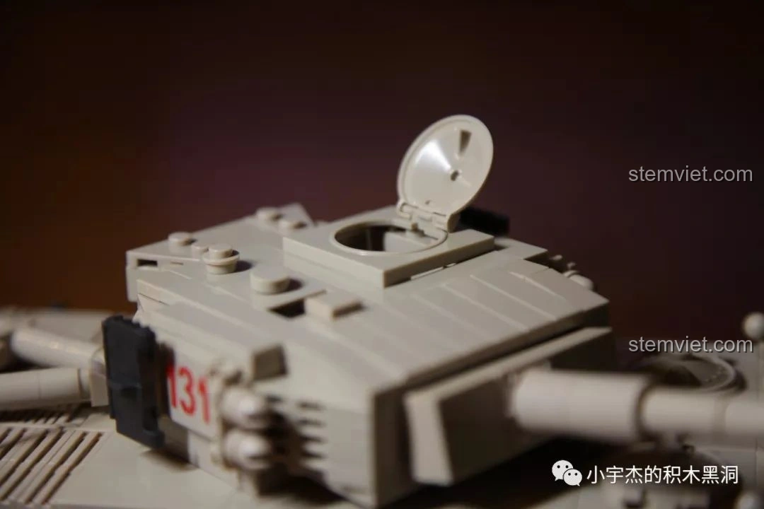 Nắp khoang trưởng xe của mô hình xe tăng Tiger 131 từ bộ lắp ráp Quan Guan 100061 có thể mở ra, tăng tính tương tác.