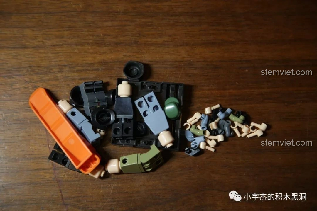 Các mảnh ghép của minifigures từ bộ lắp ráp Quan Guan 100061 Xe tăng Tiger 131 được đổ ra, sẵn sàng để lắp ráp.