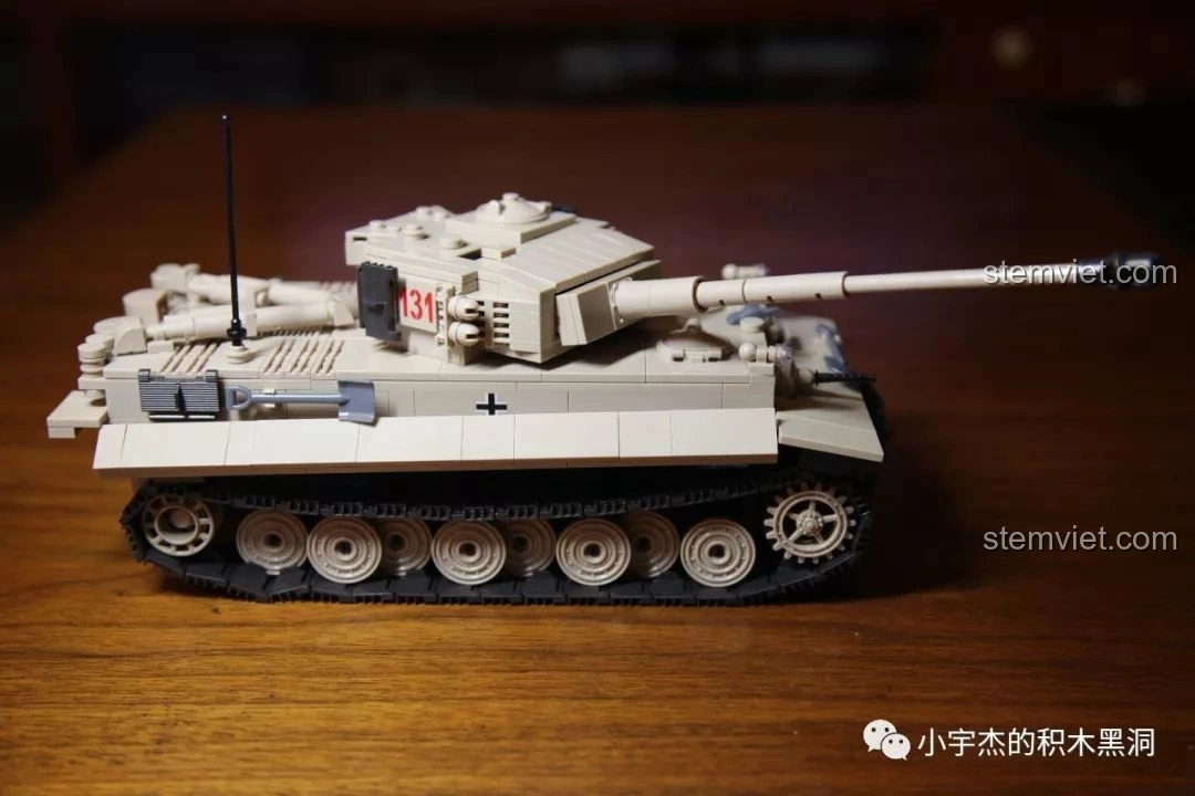 Mô hình hoàn chỉnh của bộ lắp ráp Quan Guan 100061 Xe tăng Tiger 131 nhìn từ bên hông, rất đẹp mắt.