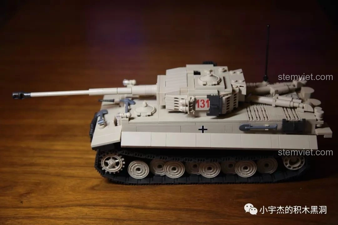 Mô hình hoàn chỉnh của bộ lắp ráp Quan Guan 100061 Xe tăng Tiger 131 nhìn từ bên hông, thể hiện đầy đủ chi tiết.