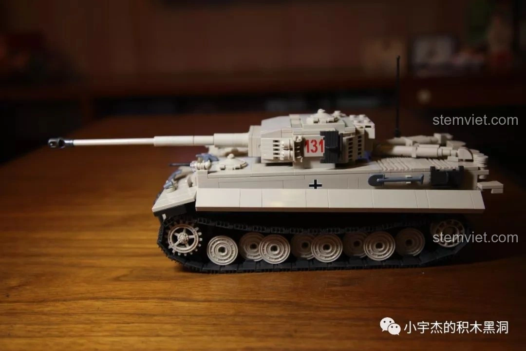 Mô hình hoàn chỉnh của bộ lắp ráp Quan Guan 100061 Xe tăng Tiger 131 với góc chụp khác, làm nổi bật các chi tiết.