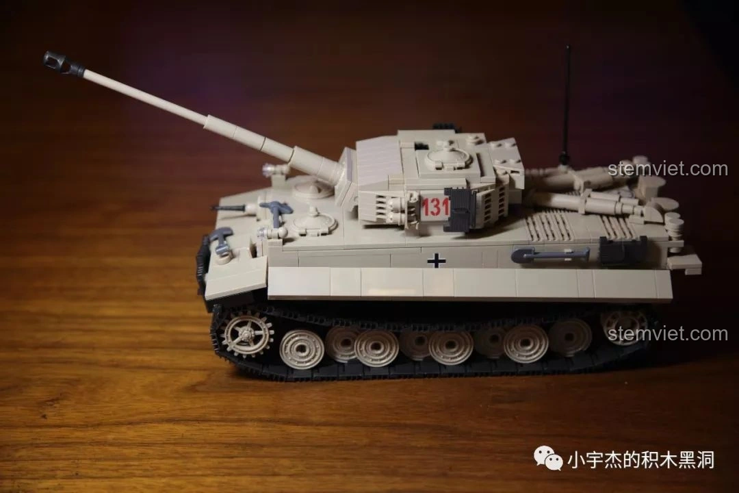 Mô hình hoàn chỉnh của bộ lắp ráp Quan Guan 100061 Xe tăng Tiger 131 nhìn từ góc nghiêng, thể hiện sự mạnh mẽ.