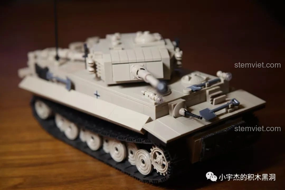 Góc nhìn phía trước nghiêng của mô hình xe tăng Tiger 131 hoàn chỉnh từ bộ lắp ráp Quan Guan 100061.