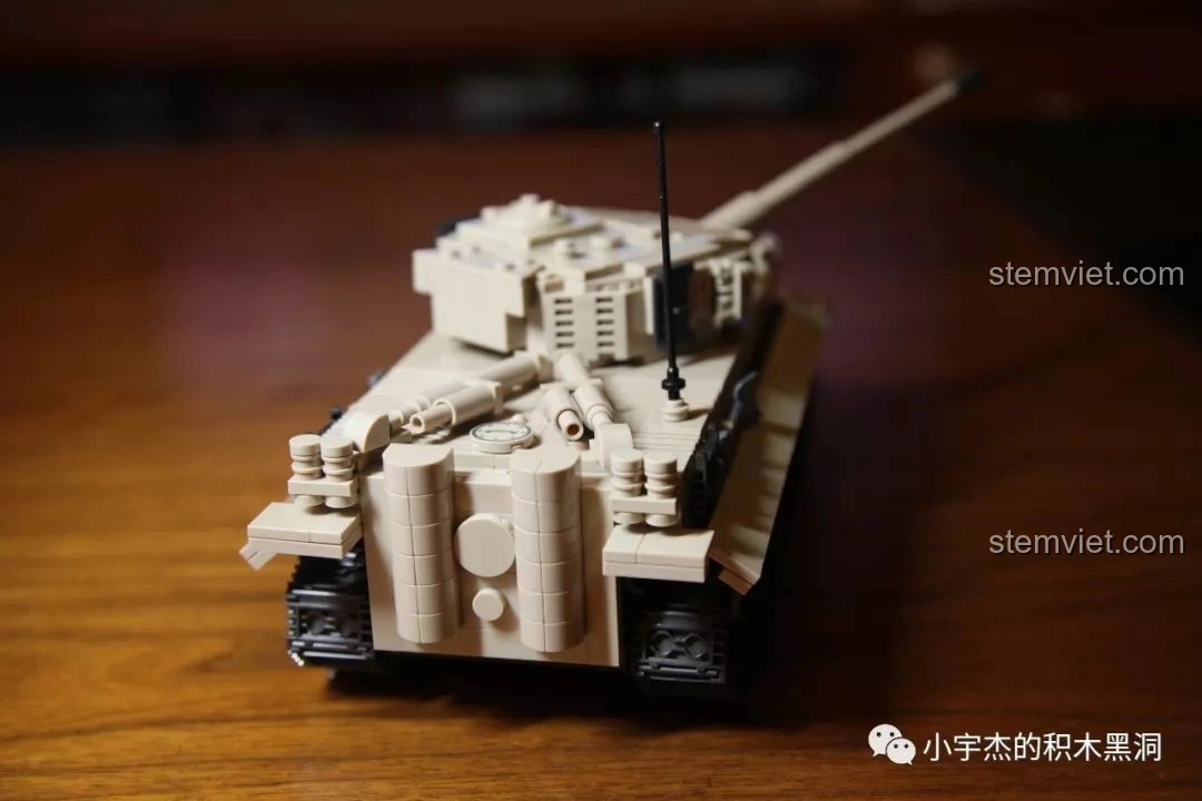 Mặt sau của mô hình xe tăng Tiger 131 hoàn chỉnh từ bộ lắp ráp Quan Guan 100061, với các chi tiết động cơ và ống xả.