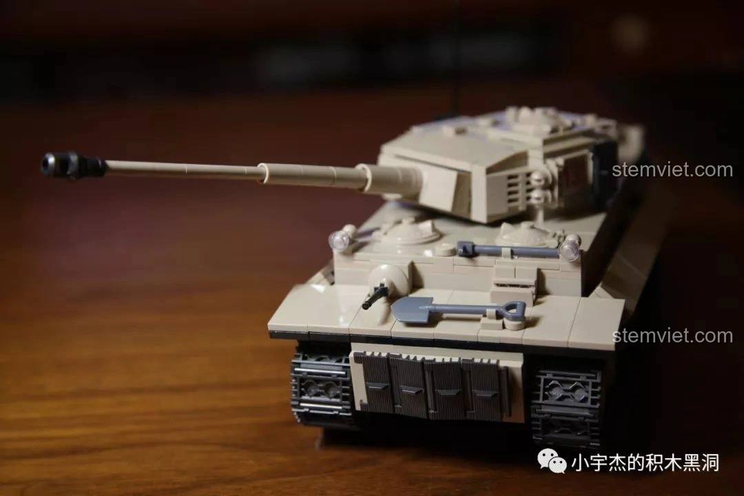 Mặt trước của mô hình xe tăng Tiger 131 hoàn chỉnh từ bộ lắp ráp Quan Guan 100061, với các chi tiết phụ kiện.