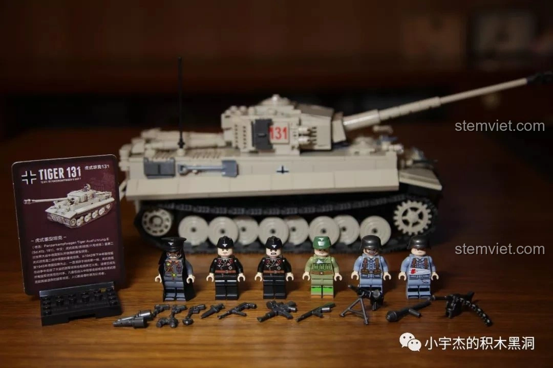 Toàn bộ sản phẩm bộ lắp ráp Quan Guan 100061 Xe tăng Tiger 131 bao gồm xe tăng hoàn chỉnh, các minifigures và thẻ sưu tập.