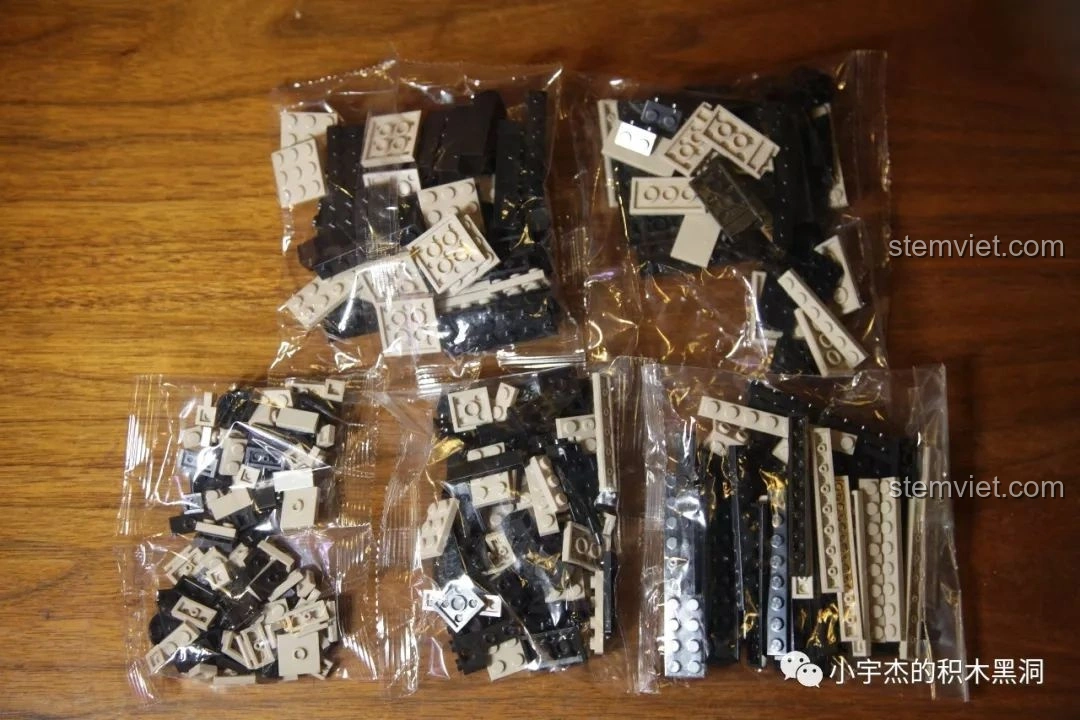 Túi mảnh ghép đầu tiên của bộ lắp ráp Quan Guan 100061 Xe tăng Tiger 131, sẵn sàng cho quá trình lắp ráp.