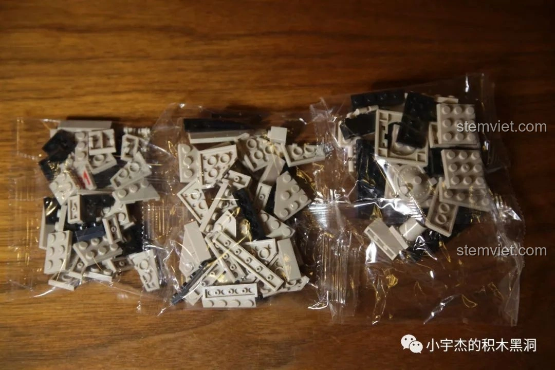 Túi mảnh ghép thứ ba của bộ lắp ráp Quan Guan 100061 Xe tăng Tiger 131, chứa các chi tiết cho tháp pháo.