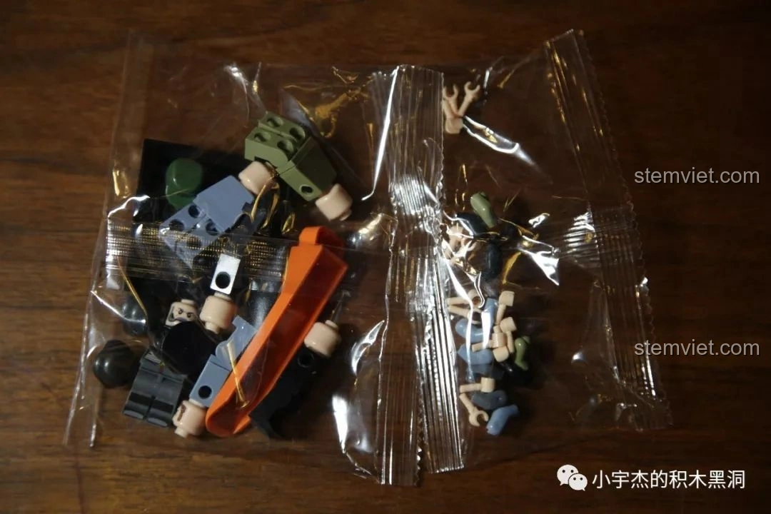 Túi chứa các minifigures đi kèm bộ lắp ráp Quan Guan 100061 Xe tăng Tiger 131, sẵn sàng để lắp ráp.