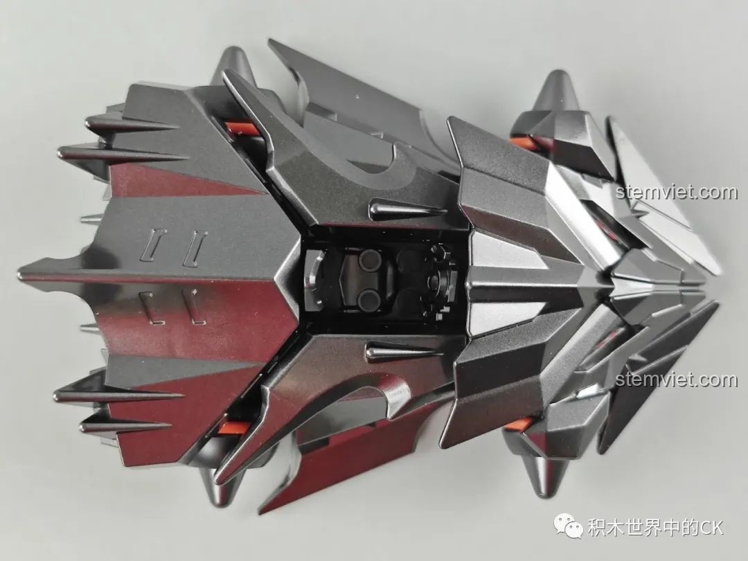 Hình ảnh quảng cáo xe đua QQ Phi Xe Bạch Ngọc Thần Cú của Enlighten, thiết kế độc đáo và màu sắc ấn tượng.