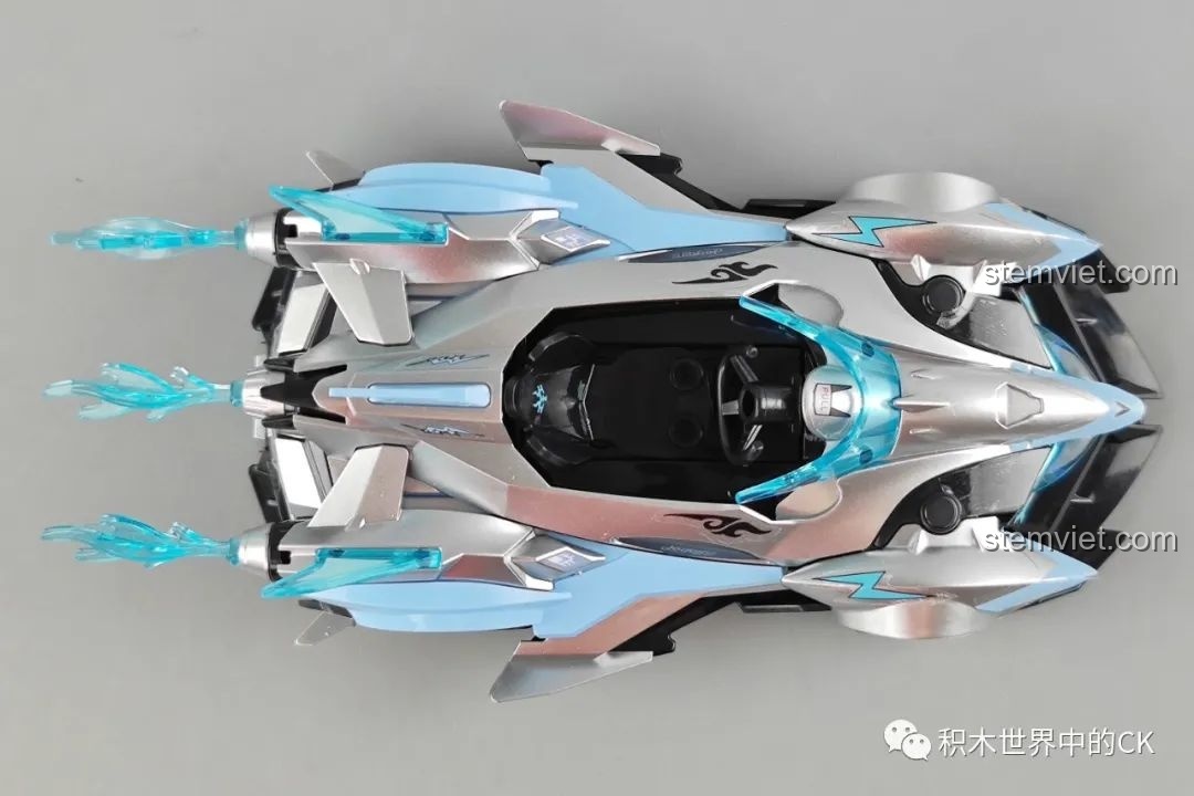 Hình ảnh quảng cáo xe đua S-擎天雷诺 QQ Phi Xe của Enlighten, thiết kế độc đáo và màu sắc ấn tượng.