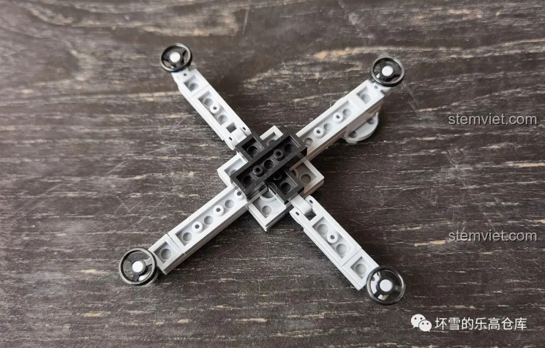 Cận cảnh phần đế hình chữ thập của mô hình lắp ráp Quanguan 100077 Pháo phòng không Đức WWII, thể hiện cấu trúc lắp ráp.